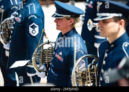 Mitglieder der USA Air Force Band unterstützt eine Air Force Full Honors Kranzlavierzeremonie am Grab des unbekannten Soldaten, Arlington National Cemetery, Arlington, Virginia, 19. Mai, 2022. Der Kranz wurde von Air Chief Marshal Fadjar Prasetyo, Stabschef der indonesischen Luftwaffe, gelegt. Stockfoto