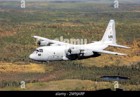 Ein Flugzeug der US Air Force (USAF) Minnesota (MN) Air National Guard (ANG) C-130H3 Hercules, das dem 133. Airlift Wing (AW) zugewiesen ist, fliegt über die Landschaft von Minnesota in der Nähe des Lake Superior. Basis: Duluth Bundesstaat: Minnesota (MN) Land: Vereinigte Staaten von Amerika (USA) Stockfoto