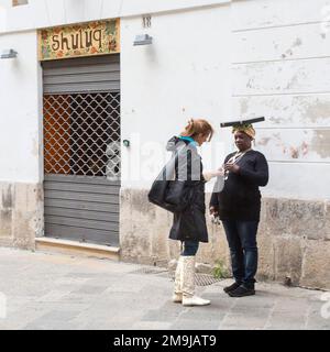 Lecce, Italien 19. April 2015: Straßenhandel mit Silberwaren, Süditalien, Apulien, Stadt Lecce Stockfoto
