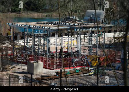 Denham, Großbritannien. 19. März 2022. HS2 Bauarbeiten für das Colne Valley Viadukt. Am ehemaligen Denham Water Ski Club neben der North Orbital Road in Denham werden Betonpiers aufgestellt. Die 700-Tonnen-Trägermaschine HS2 High Speed Rail namens Dominique ist jetzt in Betrieb und hat damit begonnen, einige der vorgegossenen Betonbrückensegmente auf das erste von 56 Pier-Segmenten für das HS2 High Speed 2 Colne Valley Viaduct zu bringen. Das Colne Valley Viaduct wird die längste Eisenbahnbrücke in Großbritannien sein. Kredit: Maureen McLean/Alamy Stockfoto