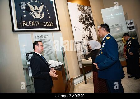 Tim Frank (links), Historiker des Nationalfriedhofs Arlington, führt zum Air Chief Marshal Fadjar Prasetyo (Mittelfront), Stabschef der indonesischen Luftwaffe des Memorial Amphitheater Display Room auf dem Nationalfriedhof Arlington, Arlington, Virginia, am 19. Mai 2022. Stockfoto