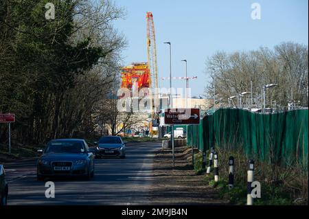 Denham, Großbritannien. 19. März 2022. HS2 Bauarbeiten für das Colne Valley Viadukt. Am ehemaligen Denham Water Ski Club neben der North Orbital Road in Denham werden Betonpiers aufgestellt. Die 700-Tonnen-Trägermaschine HS2 High Speed Rail mit dem Namen Dominique (abgebildet) ist jetzt in Betrieb und hat damit begonnen, einige der vorgegossenen Betonbrückensegmente auf das erste von 56 Pier-Segmenten für den HS2 High Speed 2 Colne Valley Viaduct zu bringen. Das Colne Valley Viaduct wird die längste Eisenbahnbrücke in Großbritannien sein. Kredit: Maureen McLean/Alamy Stockfoto