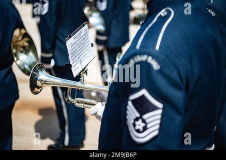 Mitglieder der USA Air Force Band unterstützt eine Air Force Full Honors Kranzlavierzeremonie am Grab des unbekannten Soldaten, Arlington National Cemetery, Arlington, Virginia, 19. Mai, 2022. Der Kranz wurde von Air Chief Marshal Fadjar Prasetyo, Stabschef der indonesischen Luftwaffe, gelegt. Stockfoto