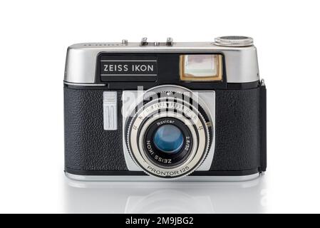 Cuneo, Italien - 17. Januar 2023: Zeiss Ikon Colora 35-mm-Filmkamera hergestellt zwischen 1963 und 1965 - Oldtimer-Kamera isoliert auf weißem Hintergrund, Stockfoto