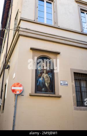 Florenz, Italien - 15. April 2022: Straßenschrein, bekannt als Madonelle an der Straßenecke Stockfoto