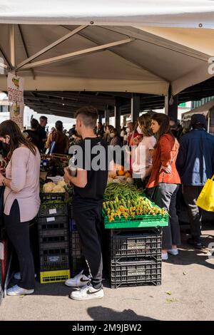 Florenz, Italien - 15. April 2022: Einkaufen von Gemüse, Sant'Ambrogio Markt, Mercato di Sant'Ambrogio, Piazza Lorenzo Ghiberti Stockfoto