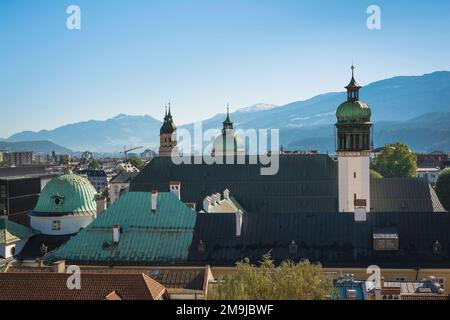 Innsbrucker Hofburg, Blick auf das Dach der Hofkirche, die barocke Hofburger Kirche, Blick auf die österreichischen alpen, Innsbruck Stockfoto