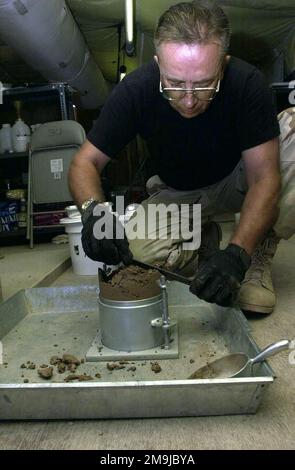 TERRY Wickman, SENIOR MASTER Sergeant (SMSGT) DER US-Luftwaffe (USAF), wird mit dem 819/219. Rotpferdschwadron vor dem Wiegen und Testen an diesem nach vorn ausgesetzten Ort (FDL) im Arabischen Golf zur Unterstützung DER DAUERHAFTEN FREIHEIT eine Bodenprobe abgefüllt. Land: Unbekannt Stockfoto