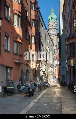 Österreich Innsbruck, im Sommer können Sie an den Cafétischen in der Seilergasse in der historischen Altstadt von Innsbruck entspannen Stockfoto