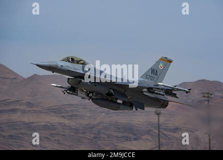 Ein F-16 Falcon, dem 16. Geschwader zugeteilt Die Air Force Weapons School startet für eine Trainingsmission in Nellis AFB, Nevada, 19. Mai 2022. Die USA Die Air Force Weapons School lehrt Lehrgänge auf Graduiertenebene, die Offiziere und Spezialisten der Kampf- und Mobilitätsstreitkräfte weiterführende Ausbildung in Waffen und Taktik bieten. Stockfoto