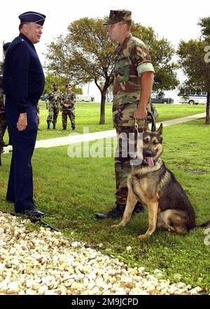 Während einer Demonstration mit einem arbeitenden Hund spricht der STABSCHEF der US Air Force (USAF), General (GEN) John P. Jumper, Left, mit Brian M. Thayer, einem beim Militär arbeitenden Hundehandler am Luftwaffenstützpunkt Lackland (AFB), Texas, des US Marine Corps (USMC) Corporal (CPL). Während einer Demonstration mit einem arbeitenden Hund spricht der Stabschef der US Air Force (USAF), General (GEN) John P. Jumper, Left, mit Brian M. Thayer, einem beim Militär arbeitenden Hundehandler am Luftwaffenstützpunkt Lackland (AFB), Texas, des US Marine Corps (USMC) Corporal (CPL). Stockfoto