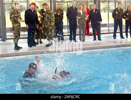 Auf einer Führung durch den Luftwaffenstützpunkt Lackland (AFB), Texas, United States Air Force (USAF), STABSCHEF (CS), General (GEN) John P. Jumper, zweiter von links, sieht sich eine Wasserüberlebensdemonstration durch einen 342. Training Squadron (TS) Pararescue Trainee an. Mit den CS sind von links nach rechts Master Sergeant (MSGT) Bryan Winder, ein Combat Training Flight Superintendent, Major (MAJ) Michael P. Buonaugurio, der 342. TS Commander, GENERAL Donald G. Cook, der Air Education and Training Command (AETC) Commander, Major General (MGEN) John F. Regni, Der 2. Luftwaffenführer und Brigadegeneral Fred D. Van Valk Stockfoto