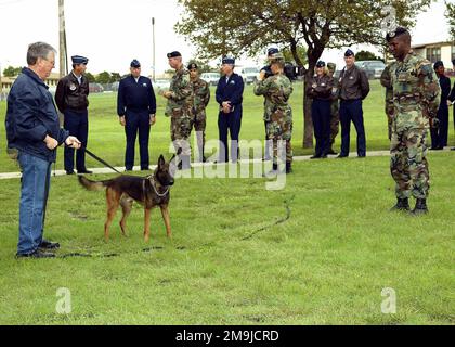 [Lackland Luftwaffenstützpunkt]. Während einer Demonstration, bei der US Air Force (USAF) K-9 Evaluator, Ed Hart mit einem belgischen Malinois Military Working Dog namens „Akim“ umgeht. Sehen Sie sich den Technischen Sergeant (TSGT) Reggie Cook an, den Unkommissionierten Offizier der Konsignation für das 341. Ausbildungsgeschwader (TS), USAF, Stabschef (CS), General (GEN) John P. Jumper, Dritter von links, an dem General (GEN) Donald G. Cook, Befehlshaber des Kommandos für Luftausbildung und Ausbildung (AETC), Generalmajor (MGEN) John F. Regni, Befehlshaber der 2. Luftwaffe, Brigadegeneral (BGEN) Frederick D. V. Stockfoto