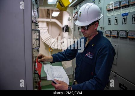 SASEBO, Japan (19. Mai 2022) Oberbefehlshaber 2 Timothy Nedzweckas von Devil's Elbow, Mo., dem nach vorn eingesetzten Amphibienschiff USS America (LHA 6), führt eine Sicherheitsüberprüfung in einem der elektrischen Lastzentren des Schiffes durch. Amerika, das führende Schiff der America Amphibious Ready Group, ist im Zuständigkeitsbereich der US-amerikanischen 7.-Flotte tätig, um die Interoperabilität mit Verbündeten und Partnern zu verbessern und als bereitstehende Eingreiftruppe zur Verteidigung von Frieden und Stabilität in der Region Indo-Pazifik zu dienen. Stockfoto