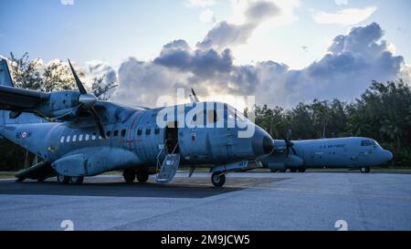 Eine französische CASA CN-235 und eine US-amerikanische Air Force C-130J Super Hercules, der 36. Airlift-Geschwader, sitzt auf einer Fluglinie in Bora Bora, Französisch-Polynesien, 18. Mai 2022. Marara 22 ist eine multinationale Ausbildungsübung, die die kombinierte Interoperabilität zwischen dem US-Militär und dem gemeinsamen Hauptquartier der französischen Task Force in Französisch-Polynesien verbessert. Stockfoto
