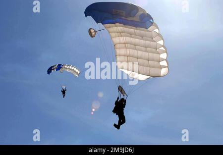 Mitglieder des US Air Force Academys Wings of Blue Fallschirmteams treten während einer Flugschau auf dem Luftwaffenstützpunkt Vandenberg (AFB), Kalifornien (CA) auf. Basis: Luftwaffenstützpunkt Vandenberg Bundesstaat: Kalifornien (CA) Land: Vereinigte Staaten von Amerika (USA) Stockfoto