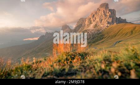 Die wunderschönen Dolomiten mit felsigen Gipfeln in Italien unter dem hellen Sonnenuntergang Stockfoto