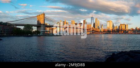 Brücke über den Fluss und die Skyline der Stadt, Brooklyn Bridge, Manhattan, New York City, New York, USA Stockfoto