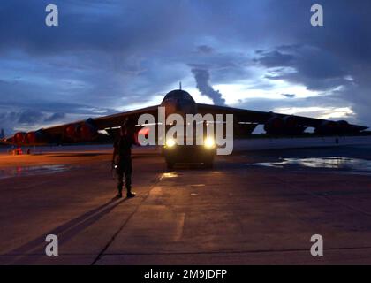 Während der frühen Morgenstunden bei einer geheimen, nach vorn gerichteten Operation zur Stützung DES Standorts DAUERHAFTE FREIHEIT schleppen die US Air Force (USAF) Airmen, die der 40. Expeditionary Aerospace Maintenance Squadron (EAMXS) zugeteilt wurden, ein B-52H Stratofortress-Flugzeug auf Position, um Abwaschoperationen durchzuführen. Subjekt Operation/Serie: DAUERHAFTE FREIHEIT Land: Unbekannt Stockfoto