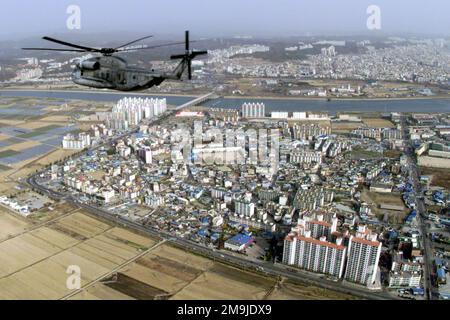 Ein US Marine Corps (USMC) CH-53D Sea Hallion Helicopter vom Heavy Marine Helicopter Squadron 463 (HMH-463) fliegt einen Einführungsflug über die Landschaft in der Nähe von Osan ab, Korea, in Vorbereitung auf das Korean Incremental Training Program. Basis: Osan Land: Republik Korea (KOR) Stockfoto