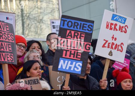 London, Großbritannien. 18. Januar 2023 Krankenschwestern, NHS-Mitarbeiter und Unterstützer versammelten sich vor dem University College Hospital zu einer Kundgebung zur Unterstützung des NHS und Krankenschwestern, während Krankenschwestern in ganz Großbritannien ihre Streiks fortsetzen. Kredit: Vuk Valcic/Alamy Live News Stockfoto