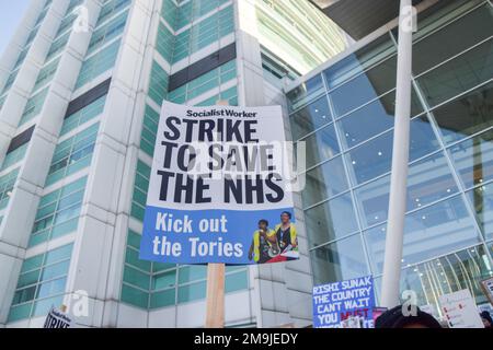 London, Großbritannien. 18. Januar 2023 Krankenschwestern, NHS-Mitarbeiter und Unterstützer versammelten sich vor dem University College Hospital zu einer Kundgebung zur Unterstützung des NHS und Krankenschwestern, während Krankenschwestern in ganz Großbritannien ihre Streiks fortsetzen. Kredit: Vuk Valcic/Alamy Live News Stockfoto