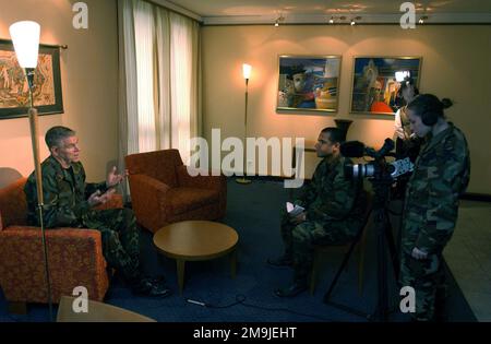 021125-F-6701P-051. [Complete] Szene Caption: US Air Force (USAF) General (GEN) Richard B. Myers (links), Vorsitzender des Joint Chiefs of STAFF (JCS), beantwortet Fragen in einem Interview mit USAF First Lieutenant (1LT) Jemal Singleton, Georgia Train and Equip Program (GTEP) Public Affairs. General Myers besucht den Georgia Train and Equip Program (GTEP)-Komplex und die Ausbildungsstätten, trifft sich mit hochrangigen Militärs und dem georgischen Präsidenten, um über GTEP zu sprechen. GTEP ist eine flexible, zeitlich gestaffelte Ausbildungsinitiative, die auf einer starken militärischen/militärischen Beziehung aufbaut, die BE entwickelt hat Stockfoto