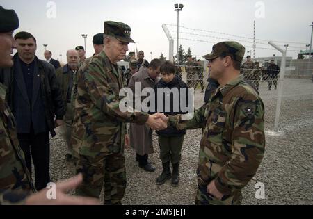 021125-F-6701P-022. [Complete] Szene Caption: GENERAL der US Air Force (USAF) Richard B. Myers, Vorsitzender des Joint Chiefs of STAFF (JCS), wird dem Captain der Republik Georgien (GEO) (CAPT) Mamuka Balakhadze, Befehlshaber des georgischen Kommandobataillons, Während einer Führung durch die Advanced Operational Base for the Georgia Train and Equip Program in Krtsanisi, Republik Georgien. General Myers besucht den Georgia Train and Equip Program (GTEP)-Komplex und die Ausbildungsstätten, trifft sich mit hochrangigen Militärs und dem georgischen Präsidenten, um über GTEP zu sprechen. GTEP ist ein flexibler, zeitlich gestaffelter Trai Stockfoto