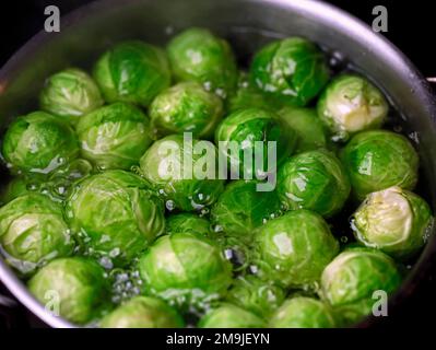 Nahaufnahme von Rosenkohl im kochenden Wassertopf Stockfoto