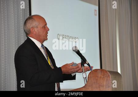 Programmmanager der Navigationsabteilung Jim Fields, USACE Los Angeles District, beantwortet Fragen bei der California Marine Affairs and Navigation Conference, 18. Mai 2022, in San Pedro, Kalifornien. CMANC ist ein Konsortium aus kalifornischen Häfen, Häfen und Interessengruppen der Schifffahrt, das die Vorteile der kalifornischen Seefahrt durch die Förderung der Instandhaltung und Verbesserung kalifornischer Häfen, Häfen und Schifffahrtsprojekte optimieren möchte. Stockfoto