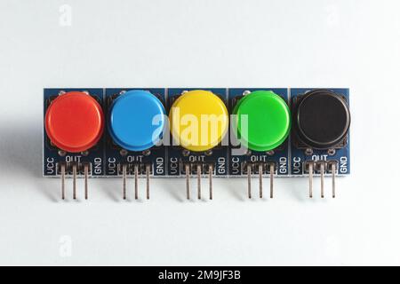 Mehrfarbige Druckschalter, elektronischer Komponentensatz Stockfoto