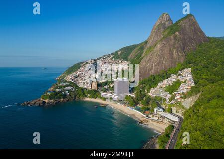 Luftaufnahme des Two Brothers Mountain mit Vidigal Slum auf der Seite davon und dem Strand unten in Rio de Janeiro, Brasilien Stockfoto