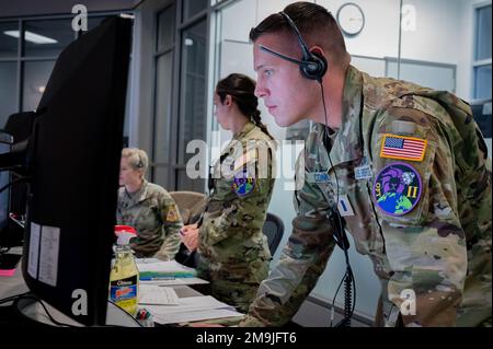 Die Befehlshaber der 1. Range Operations-Staffel verwalten Operationen innerhalb des Morrell Operations Centers zur Unterstützung des Orbital Flight Test 2 Starts, 19. Mai 2022, Cape Canaveral Space Force Station, Florida. Das MOC unterstützt jeden Raumstart von CCSFS und Kennedy Space Center. Stockfoto