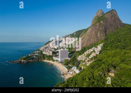 Luftaufnahme des Two Brothers Mountain mit Vidigal Slum auf der Seite davon und dem Strand unten in Rio de Janeiro, Brasilien Stockfoto