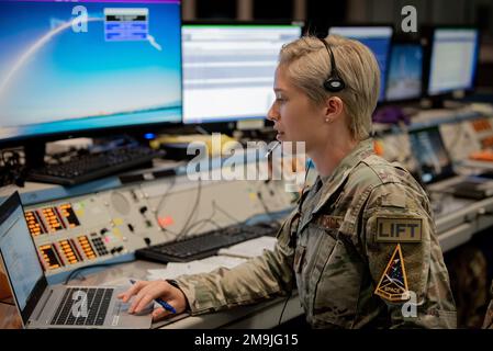 Die Befehlshaber der 1st Range Operations Squadron leiten Operationen im Morrell Operations Center zur Unterstützung des Starts von Orbital Flight Test 2, 19. Mai 2022, Cape Canaveral Space Force Station, Fla. Das MOC unterstützt jeden Start von CCSFS und Kennedy Space Center. 1 ROPS, Cape Canaveral, Start, RAKETE, Range Operations, Space Force, Stockfoto