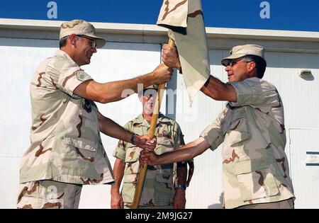 Oberst William Welch (rechts) DER US-Luftwaffe (USAF), Befehlshaber des 321. Luftwaffenflügels (AEW), erhält die Anleitung vom ehemaligen Kommandeur der USAF COL James D. Smith während der Zeremonie zum Kommandowechsel im Flügel an einem nach vorn entsandten Ort zur Unterstützung der Operation DAUERHAFTE FREIHEIT. (Doppeltes Bild, siehe auch DFSD0413250 oder suchen Sie nach 021231F9032T007). Subjekt Operation/Serie: DAUERHAFTE FREIHEIT Land: Unbekannt Stockfoto