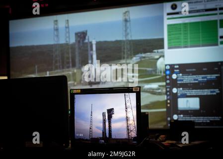 Die Befehlshaber der 1st Range Operations Squadron leiten Operationen im Morrell Operations Center zur Unterstützung des Starts von Orbital Flight Test 2, 19. Mai 2022, Cape Canaveral Space Force Station, Fla. Das MOC unterstützt jeden Start von CCSFS und Kennedy Space Center. 1 ROPS, Cape Canaveral, Start, RAKETE, Range Operations, Space Force, Stockfoto