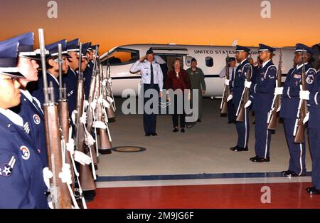 Die Ehrengarde des Luftwaffenstützpunktes Vandenberg empfängt General Lance Lord, Air Force Space Command Commander (AFSPC/CC) und Mrs. Beccy Lord für ihren offiziellen Besuch auf dem Stützpunkt Kalifornien. Basis: Luftwaffenstützpunkt Vandenberg Bundesstaat: Kalifornien (CA) Land: Vereinigte Staaten von Amerika (USA) Stockfoto