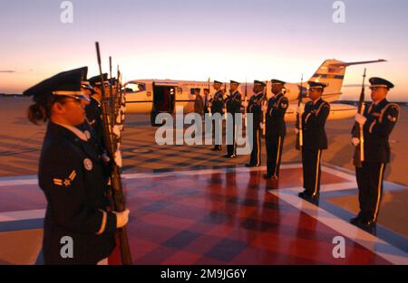 Die Ehrengarde des Luftwaffenstützpunktes Vandenberg (AFB) ist bereit, General Lance Lord, Air Force Space Command Commander (AFSPC/CC) und Mrs. Beccy Lord zu ihrem offiziellen Besuch auf dem Stützpunkt Kalifornien zu empfangen. (Unterdurchschnittliches Bild). Basis: Luftwaffenstützpunkt Vandenberg Bundesstaat: Kalifornien (CA) Land: Vereinigte Staaten von Amerika (USA) Stockfoto