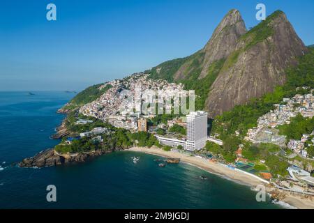 Luftaufnahme des Two Brothers Mountain mit Vidigal Slum auf der Seite davon und dem Strand unten in Rio de Janeiro, Brasilien Stockfoto