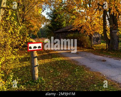 Igel-Schild in der Nähe des Waldes, Lahemaa-Nationalpark, Nordeuropa Stockfoto