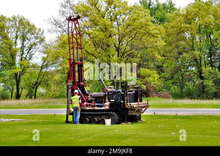 Bauunternehmer verwenden eine Bohrmaschine zur Entnahme von Bodenproben am 19. Mai 2022 für zukünftige Bauprojekte in Fort McCoy, Wisconsin. Die Arbeiten wurden in der Nähe von McCoy's Community Center in der Kantonationsgegend von Fort McCoy abgeschlossen. Diese Arbeit wird vom Fort McCoy-Direktorat für öffentliche Arbeiten koordiniert. Stockfoto