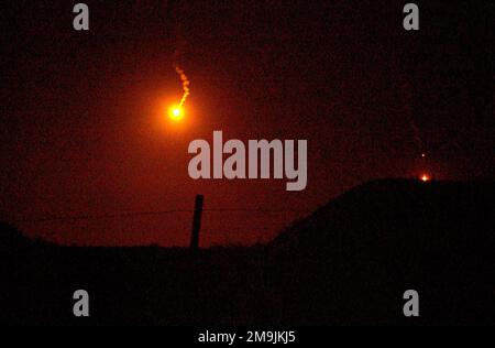 Ein Nachtsichtblick auf die US Army (USA) 82. Airborne Division, Alpha Company, aus Fort Bragg, North Carolina, die mit einem M224 60mm Lightweight Company Mortar System (LWCMS) am äußeren Rand des Bagram Air Base (ab), Afghanistan, eine Leuchtkugel in den Nachthimmel abfeuert. Betrifft Operation/Serie: STÜTZPUNKT DAUERHAFTE FREIHEIT: Luftwaffenstützpunkt Bagram Staat: Parwan Land: Afghanistan (AFG) Stockfoto