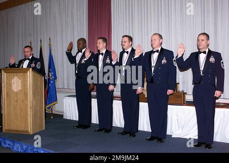 030117-F-7449W-002. [Complete] Szene Caption: US Air Force (USAF) Command CHIEF MASTER Sergeant (CCMSGT) Kenneth J. McQuiston (links), 52. Fighter Wing (FW), Spangdahlem Air Base (ab), Deutschland, rezitiert Chief's Creed an fünf ausgewählte USAF CHIEF MASTER Sergeant (CMSGT) während der EINFÜHRUNGSZEREMONIE DES CHIEF MASTER Sergeant. Die neuen CMSGTs sind von links nach rechts: CMSGT(S) Mike Dortch, NATO AWACS, E-3A Component, Training Wing, Geilenkirchen ab, Deutschland, CMSGT(S) Todd W. Barnes, 52. Civil Engineer Squadron (CES), Spangdahlem ab, Deutschland, CMSGT(S) Roger A. Schwenneker, 52. Aircraft Maintenance Stockfoto