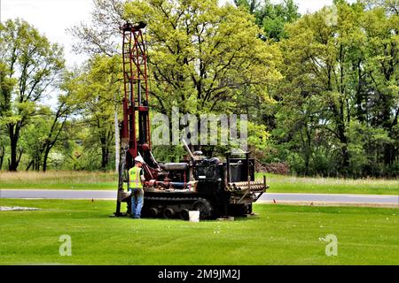 Bauunternehmer verwenden eine Bohrmaschine zur Entnahme von Bodenproben am 19. Mai 2022 für zukünftige Bauprojekte in Fort McCoy, Wisconsin. Die Arbeiten wurden in der Nähe von McCoy's Community Center in der Kantonationsgegend von Fort McCoy abgeschlossen. Diese Arbeit wird vom Fort McCoy-Direktorat für öffentliche Arbeiten koordiniert. Stockfoto