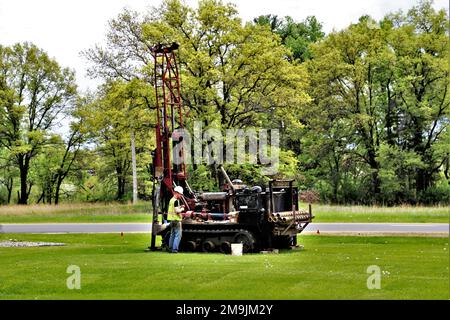 Bauunternehmer verwenden eine Bohrmaschine zur Entnahme von Bodenproben am 19. Mai 2022 für zukünftige Bauprojekte in Fort McCoy, Wisconsin. Die Arbeiten wurden in der Nähe von McCoy's Community Center in der Kantonationsgegend von Fort McCoy abgeschlossen. Diese Arbeit wird vom Fort McCoy-Direktorat für öffentliche Arbeiten koordiniert. Stockfoto