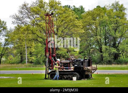 Bauunternehmer verwenden eine Bohrmaschine zur Entnahme von Bodenproben am 19. Mai 2022 für zukünftige Bauprojekte in Fort McCoy, Wisconsin. Die Arbeiten wurden in der Nähe von McCoy's Community Center in der Kantonationsgegend von Fort McCoy abgeschlossen. Diese Arbeit wird vom Fort McCoy-Direktorat für öffentliche Arbeiten koordiniert. Stockfoto