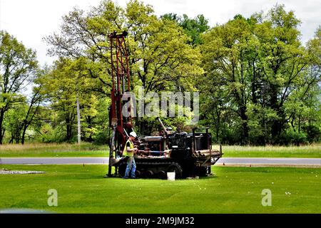 Bauunternehmer verwenden eine Bohrmaschine zur Entnahme von Bodenproben am 19. Mai 2022 für zukünftige Bauprojekte in Fort McCoy, Wisconsin. Die Arbeiten wurden in der Nähe von McCoy's Community Center in der Kantonationsgegend von Fort McCoy abgeschlossen. Diese Arbeit wird vom Fort McCoy-Direktorat für öffentliche Arbeiten koordiniert. Stockfoto