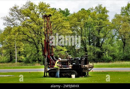 Bauunternehmer verwenden eine Bohrmaschine zur Entnahme von Bodenproben am 19. Mai 2022 für zukünftige Bauprojekte in Fort McCoy, Wisconsin. Die Arbeiten wurden in der Nähe von McCoy's Community Center in der Kantonationsgegend von Fort McCoy abgeschlossen. Diese Arbeit wird vom Fort McCoy-Direktorat für öffentliche Arbeiten koordiniert. Stockfoto