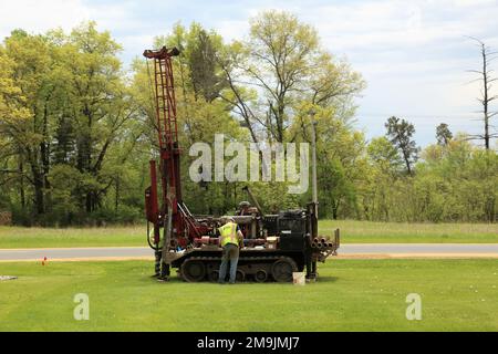 Bauunternehmer verwenden eine Bohrmaschine zur Entnahme von Bodenproben am 19. Mai 2022 für zukünftige Bauprojekte in Fort McCoy, Wisconsin. Die Arbeiten wurden in der Nähe von McCoy's Community Center in der Kantonationsgegend von Fort McCoy abgeschlossen. Diese Arbeit wird vom Fort McCoy-Direktorat für öffentliche Arbeiten koordiniert. Stockfoto